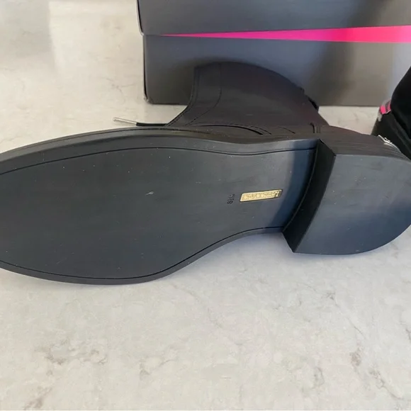 Black leather booties Louise et Cia - Vince Camuto 8.5 BRAND NEW - Picture 3 of 4